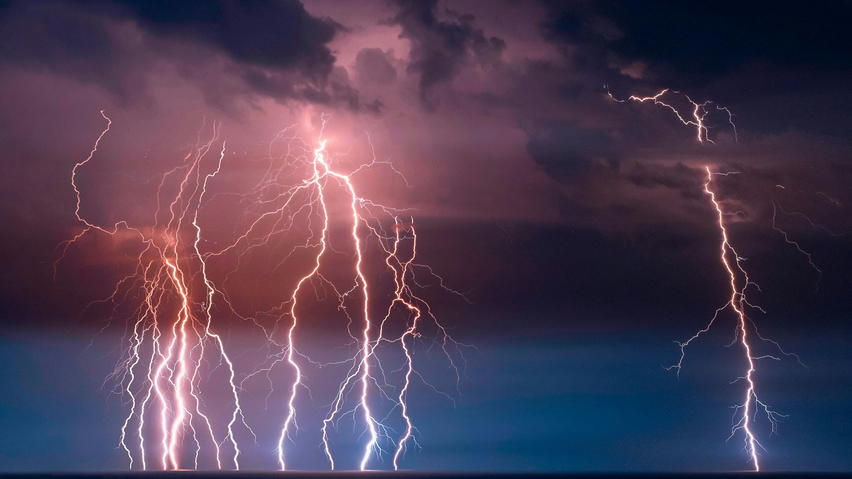 Blitz-Alarm: Auch am Dienstag warten schwere Unwetter.