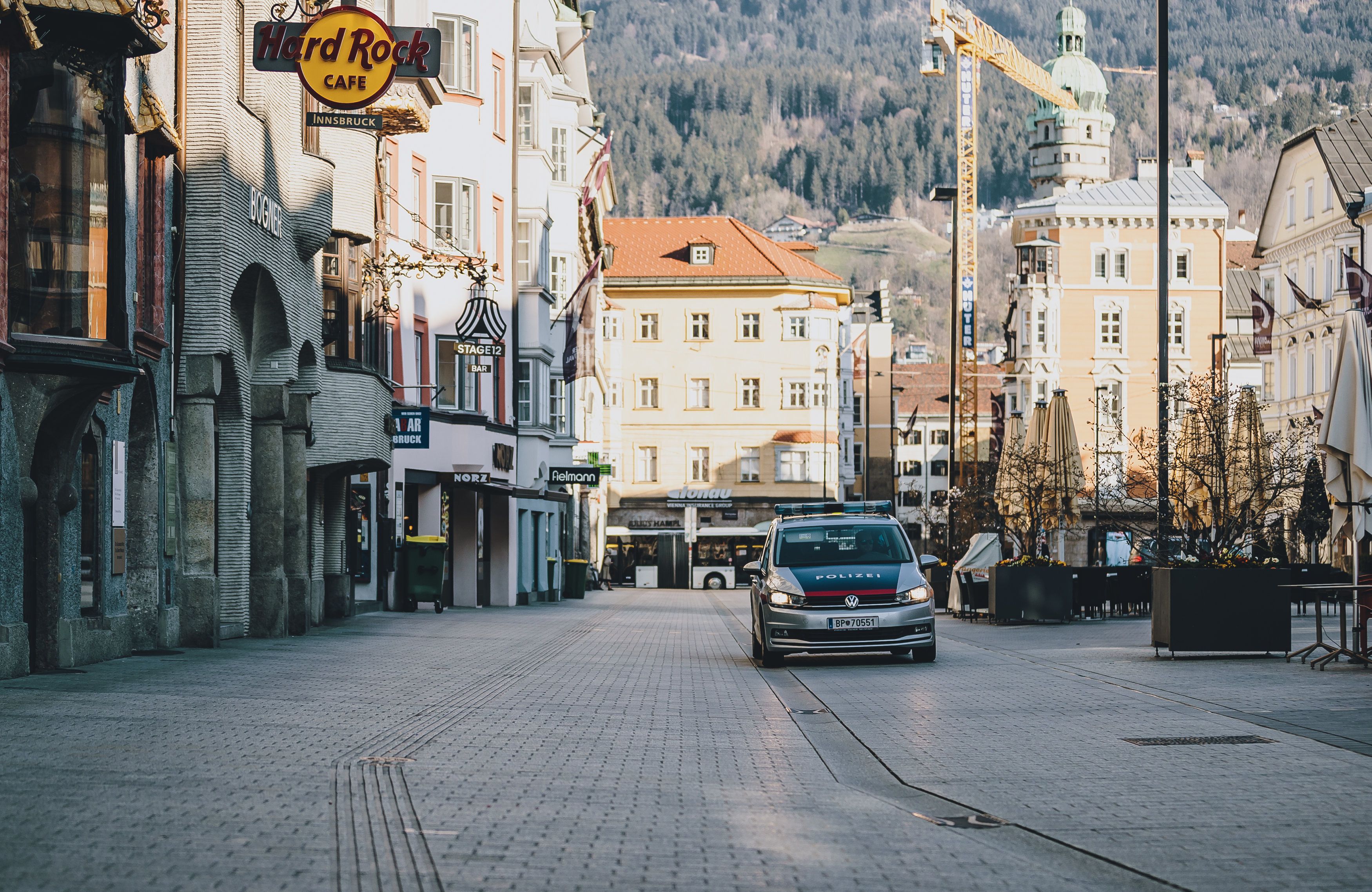 Einsatzfahrzeug der Polizei auf Streifenfahrt in Innsbruck.