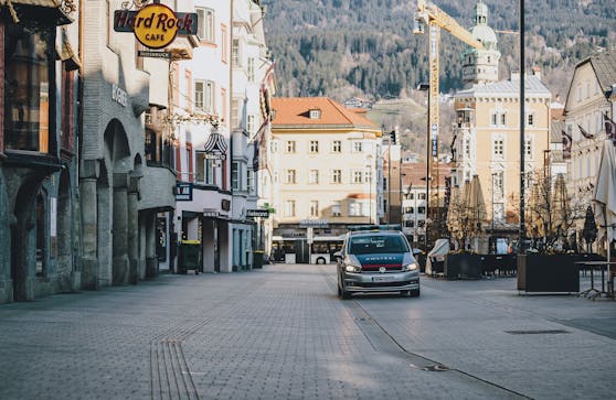 Einsatzfahrzeug der Polizei auf Streifenfahrt in Innsbruck.