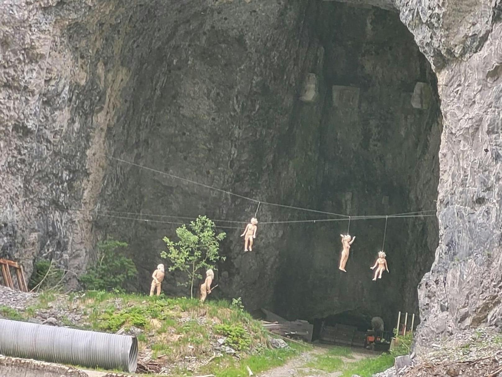 Die Puppen befinden sich in einer kleinen Höhle neben dem Tunnel bei der Staumauer Gigerwald.