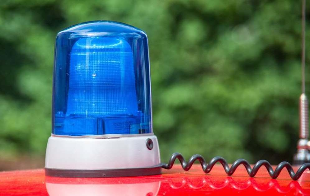 Als Zivilstreife der Polizei getarnt hielten vier Jugendliche Mopedlenker zur vermeintlichen Verkehrskontrolle an.