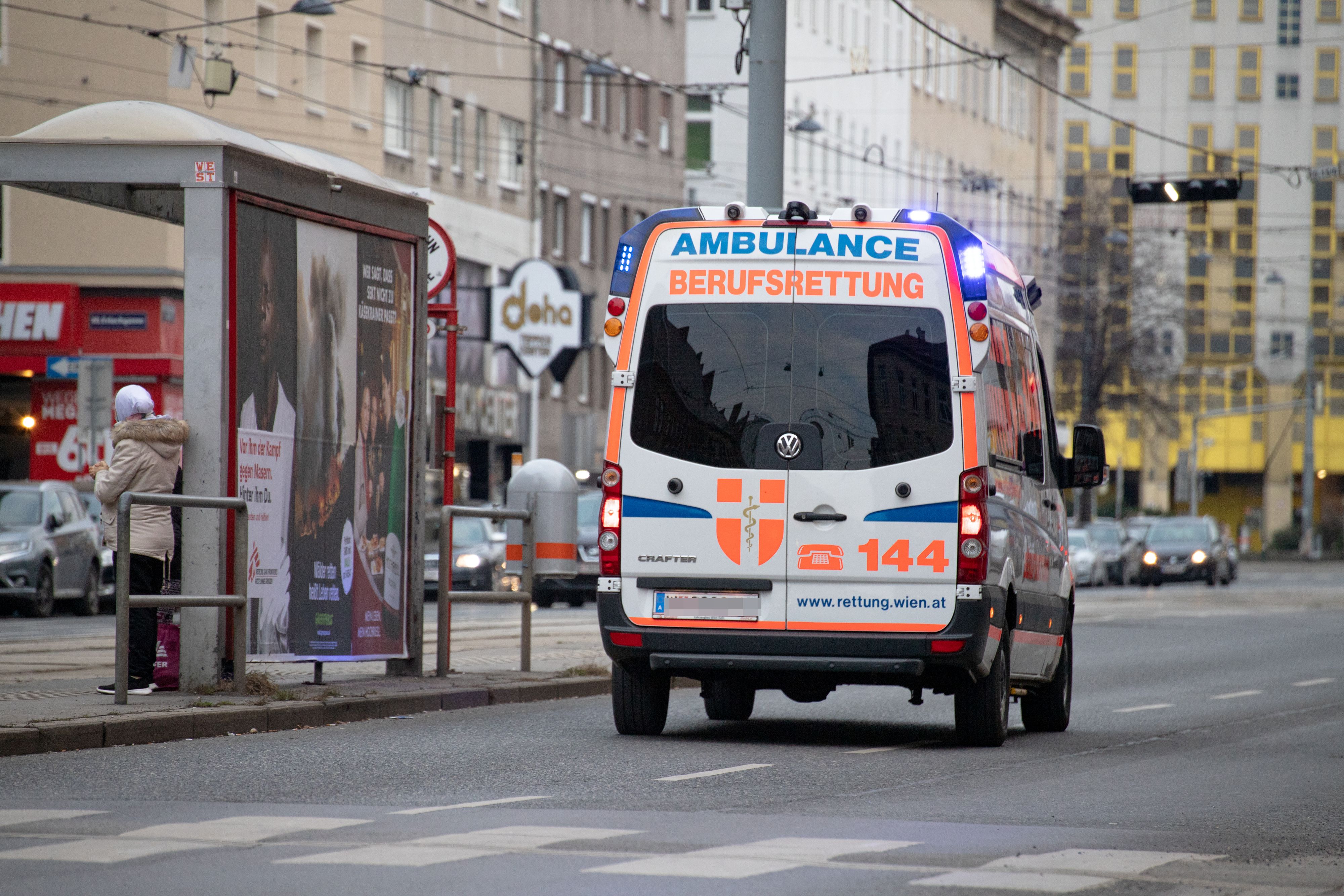 Ein Rettungswagen (RTW) der Wiener Berufsrettung befindet sich auf Einsatzfahrt.