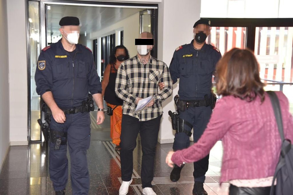 Der Angeklagte mit Anwältin Astrid Wagner