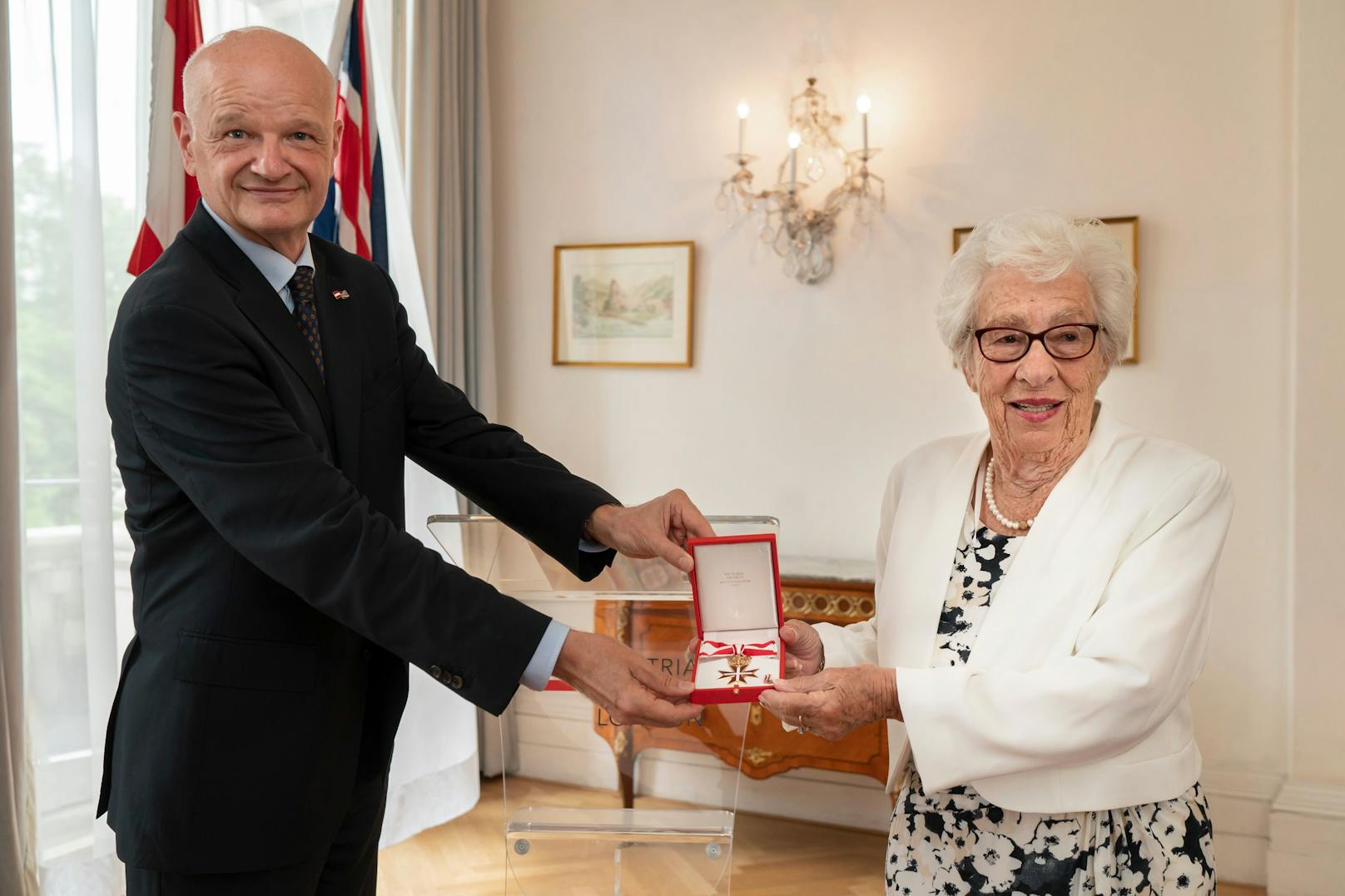 Der österreichische Botschafter in London, Michael Zimmermann, verlieh Eva Schloss die&nbsp;Medaille für Verdienste um die Republik.