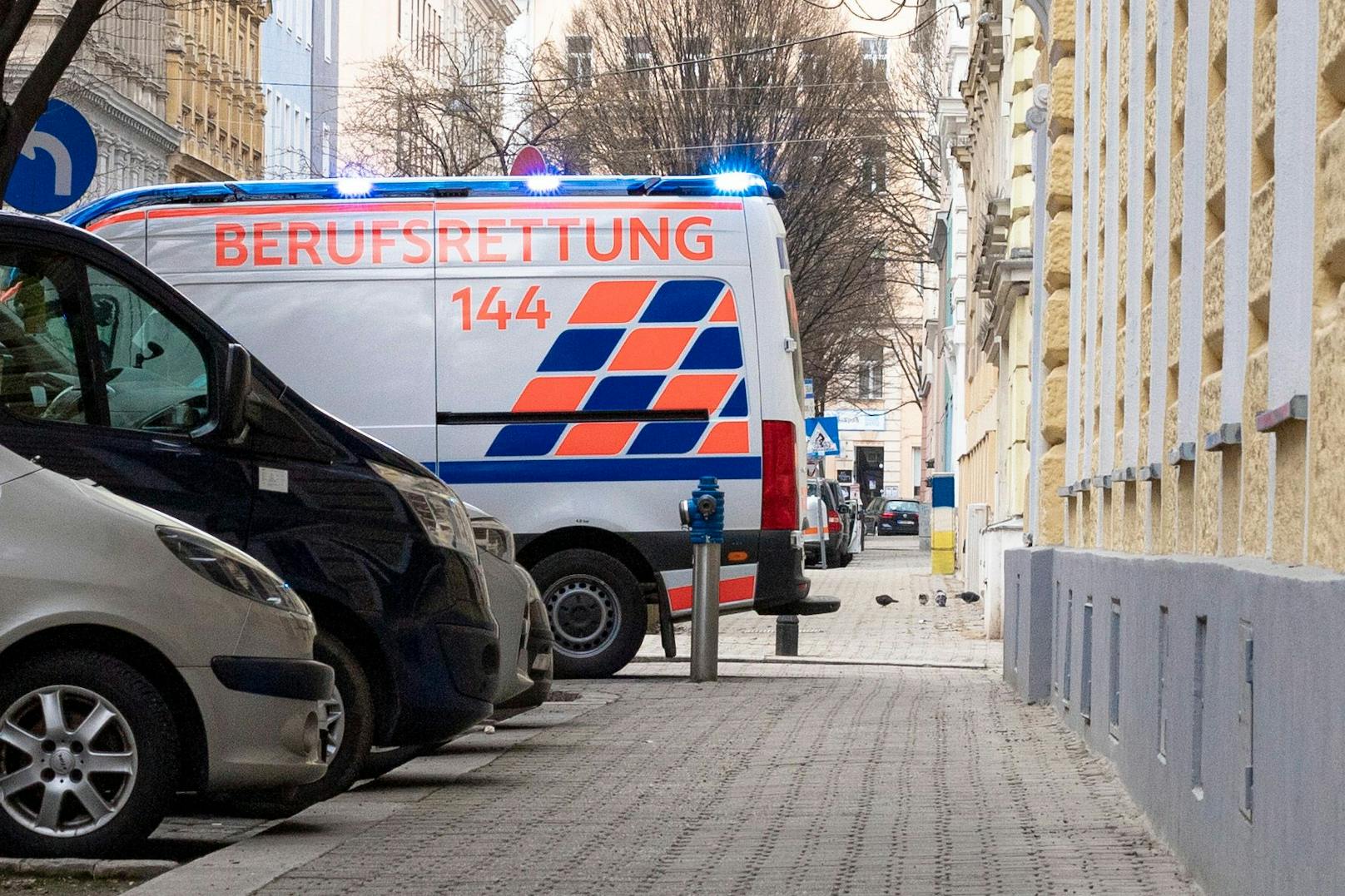 Ein Rettungswagen (RTW) der Wiener Berufsrettung befindet sich im Einsatz. (Archi)