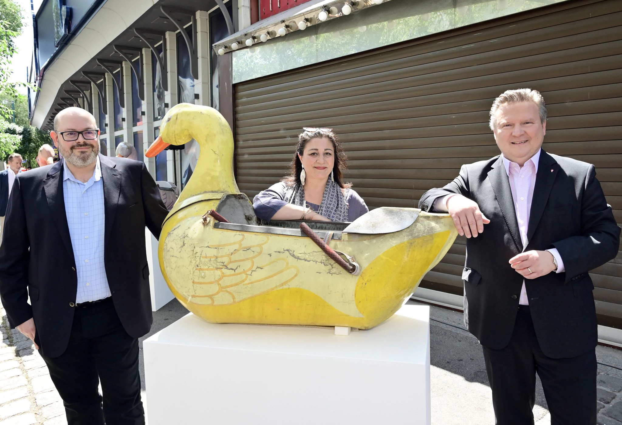 Bürgermeister Michael Ludwig, Kulturstadträtin Veronica Kaup-Hasler und Wien Museum-Chef Matti Bunzl bei der Präsentation des neuen Prater-Museum mit einem Exponat, einem Entenkarussel aus den 1950er Jahren.