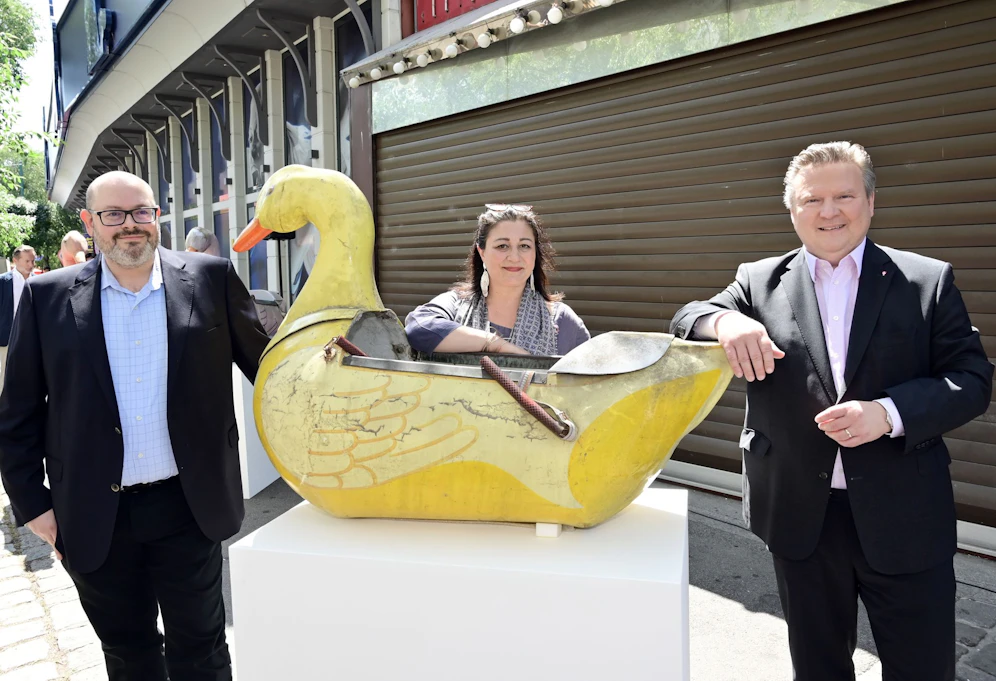Fototermin mit Ente: Bei der Präsentation des neuen Pratermuseums kamen Bürgermeister Michael Ludwig (SPÖ, r.) , Kulturstadträtin Veronica Kaup-Hasler (SPÖ) und Wien Museum-Chef Matti Bunzl (l.) dem Vogel (hier als Teil eines Entenkarussels aus den 1950er Jahren) schon recht nahe.