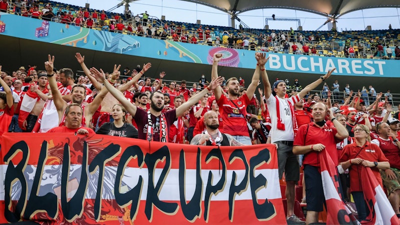Gemeinsam mit 1800 mitgereisten Fans feiern die ÖFB-Kicker erneut Historisches. Zum ersten Mal steht Österreich in der K.o.-Phase der EURO. Gegner im Achtelfinale: Mitfavorit Italien.