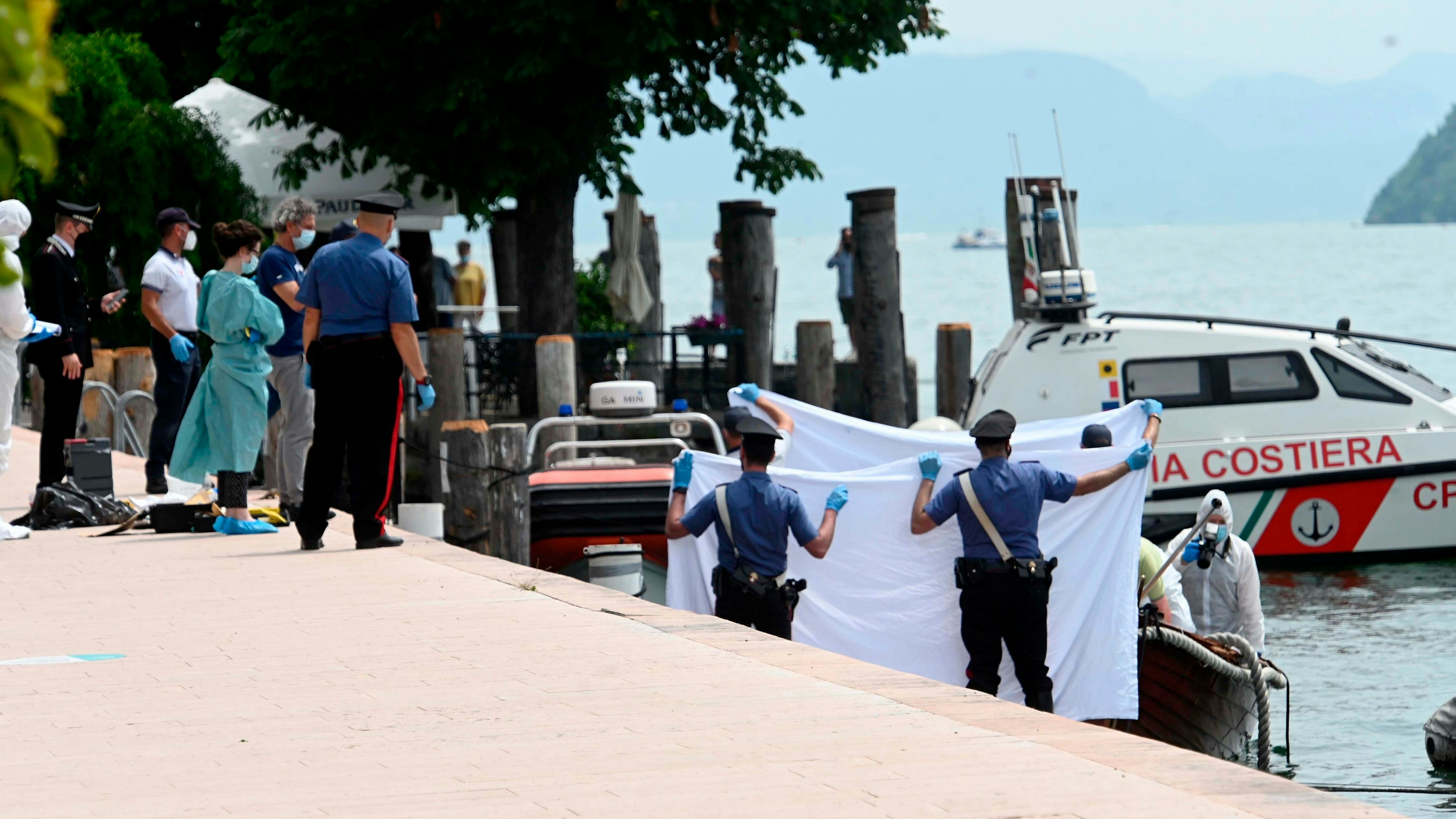 Italienische Ermittler untersuchen das Unfallsboot