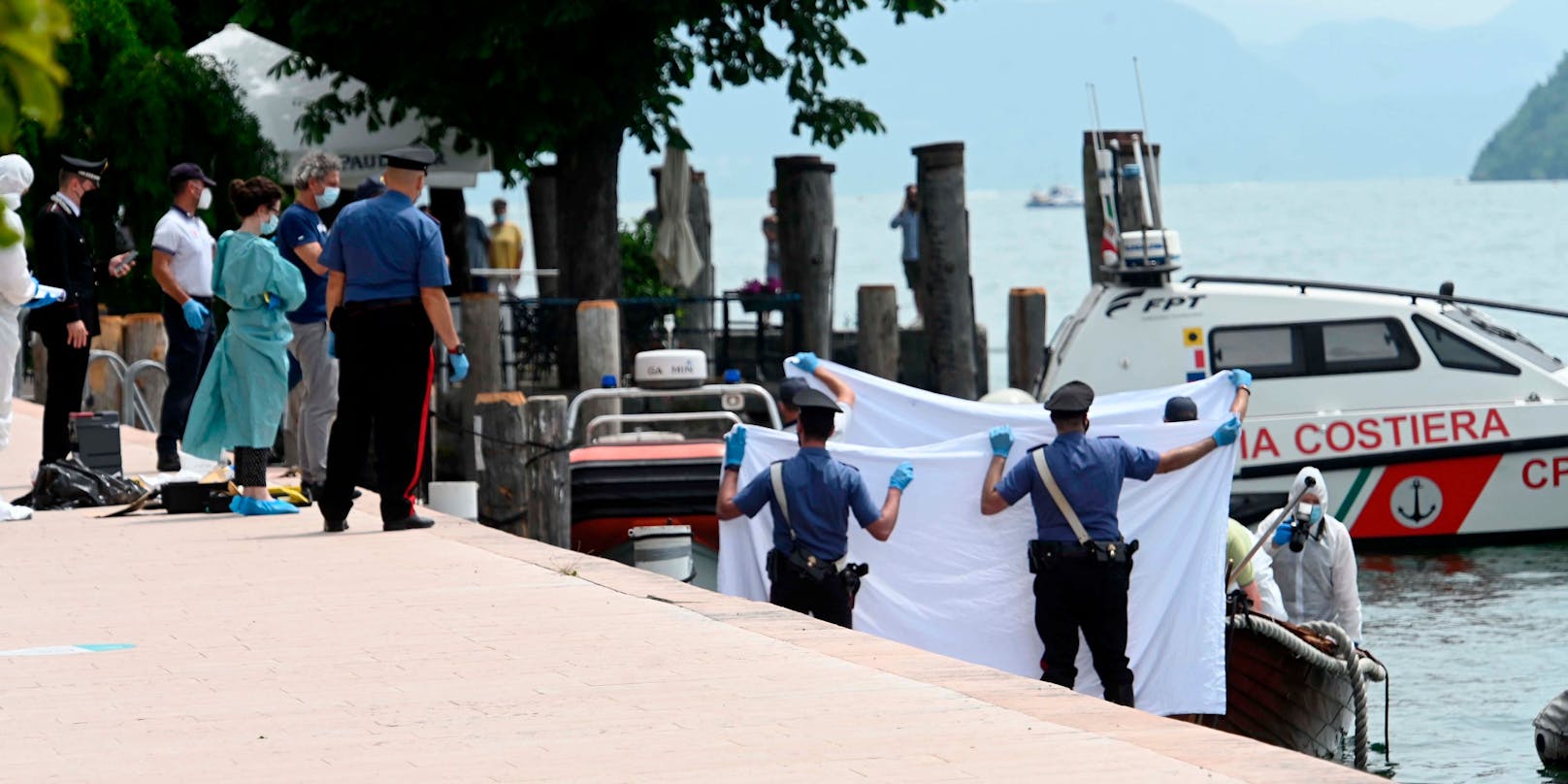 Italienische Ermittler untersuchen das Boot der Opfer