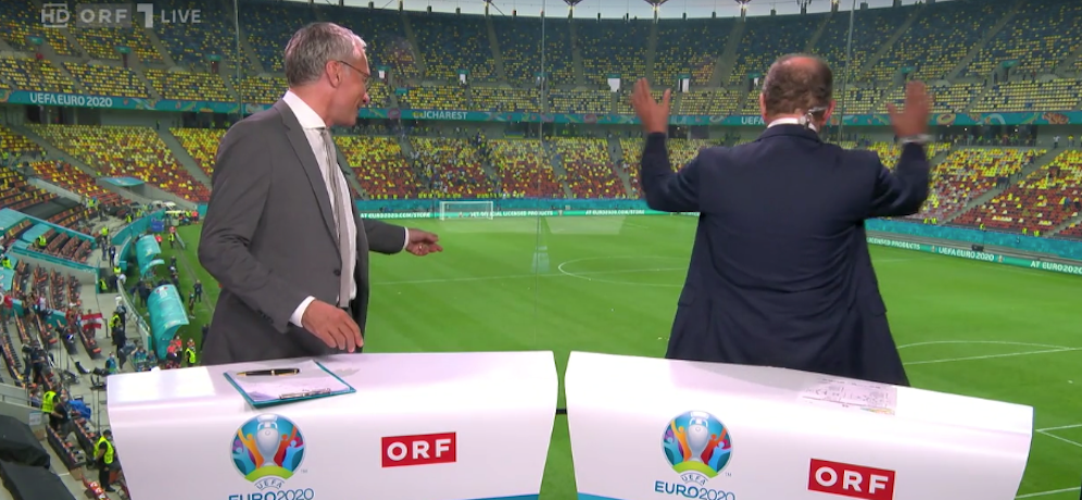 Herbert Prohaska interagiert mit den Fans, die seinen Namen skandieren.