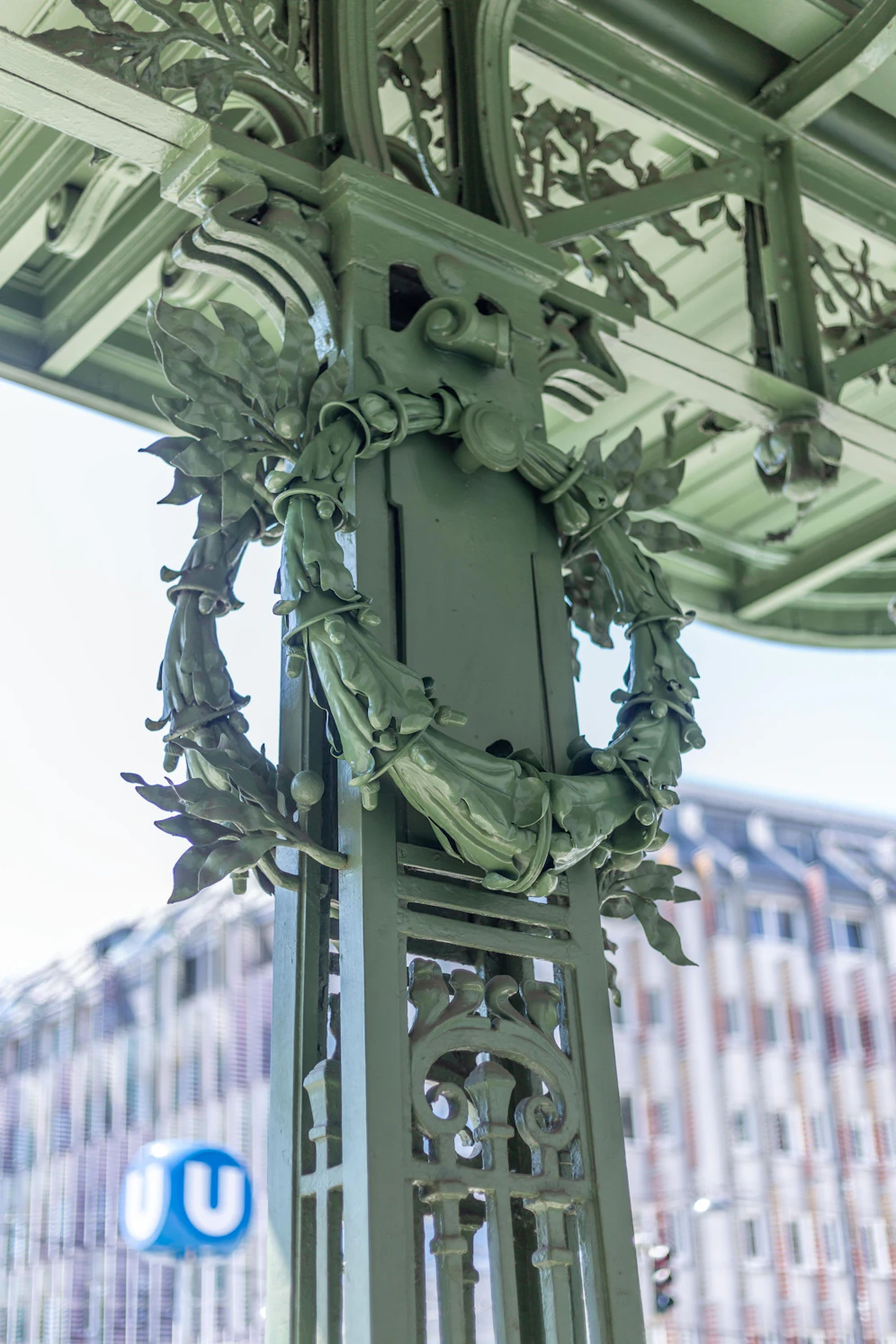 Jahrzehntelang waren die vier Metallkränze von Otto Wagner verschollen, nun kehren sie in die U-Bahnstation Friedensbrücke (Alsergrund) zurück. 