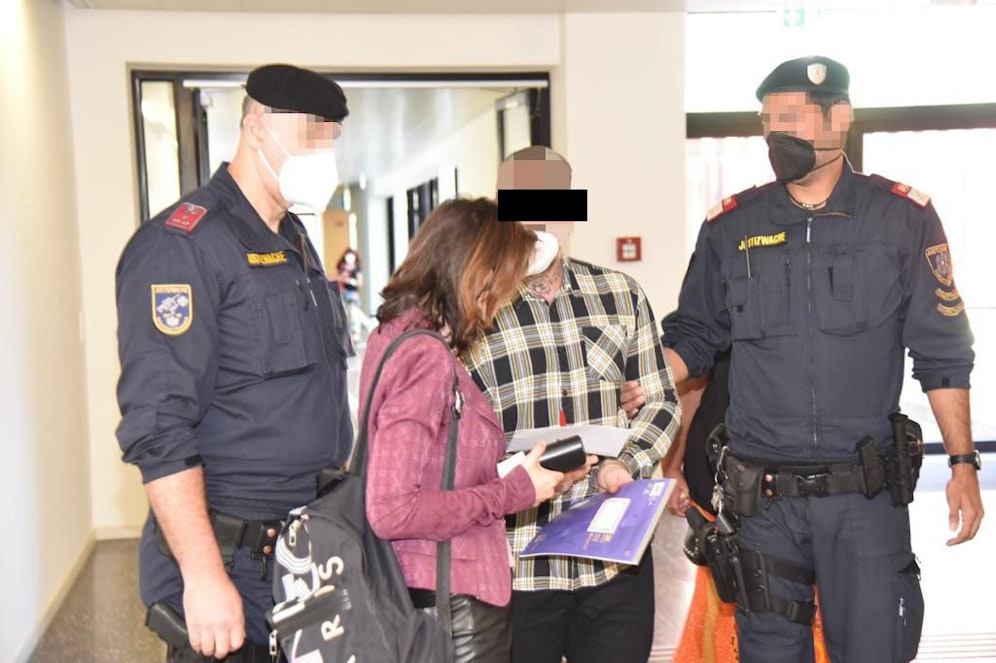 Der Angeklagte mit Anwältin Astrid Wagner