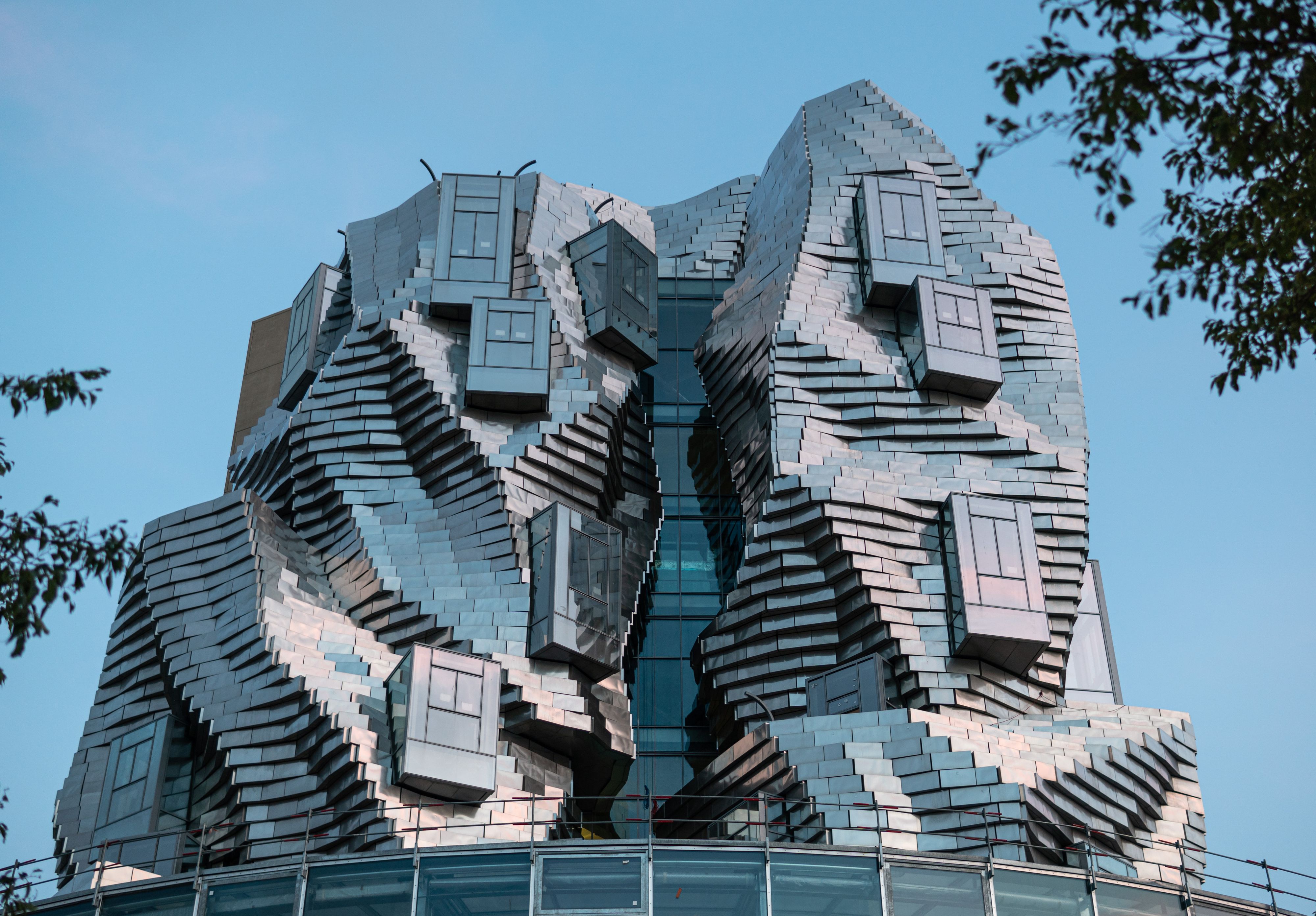 Download von www.picturedesk.com am 22.06.2021 (11:52).  06 July 2019, France (France), Arles: The LUMA Arles Cultural Center, designed by Canadian-American architect Frank Gehry, is a 56-meter-high, shiny tower. The billionaire Maja Hoffmann, who grew up in Arles, had the building on a former railway site reached as a patron. Hoffmann's LUMA Foundation will have its offices there. Photo: Frank Rumpenhorst/dpa - 20190706_PD13551 - Rechteinfo: Rights Managed (RM)