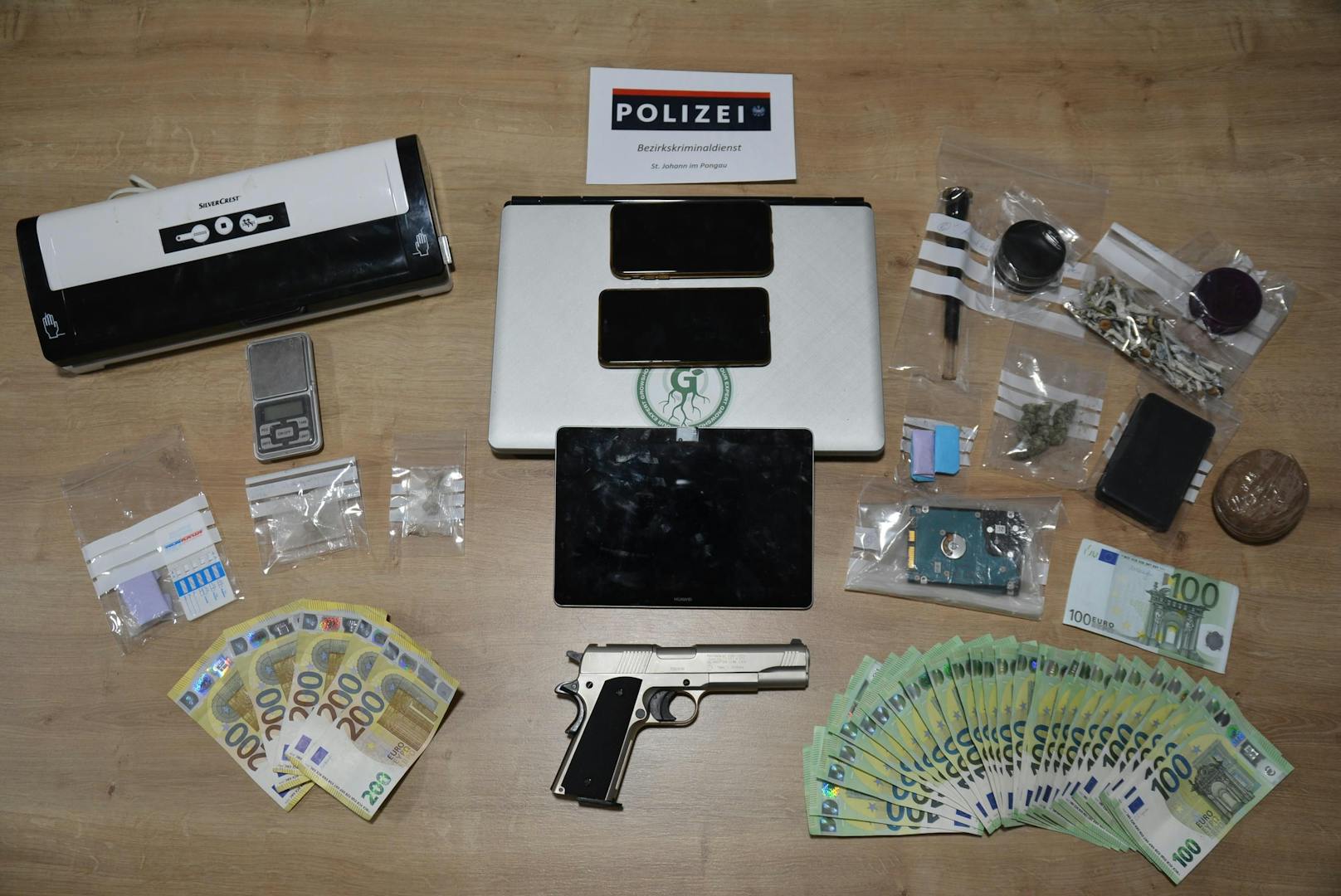 Die Polizei stellte IT-Geräte, Geld, Waffen und Bargeld sicher.