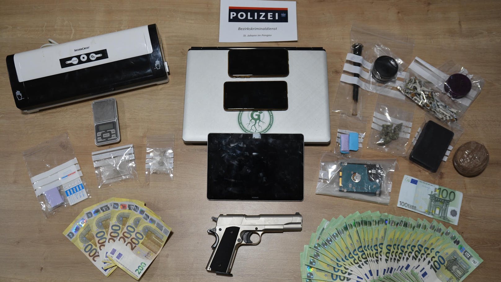 Die Polizei stellte IT-Geräte, Geld, Waffen und Bargeld sicher.