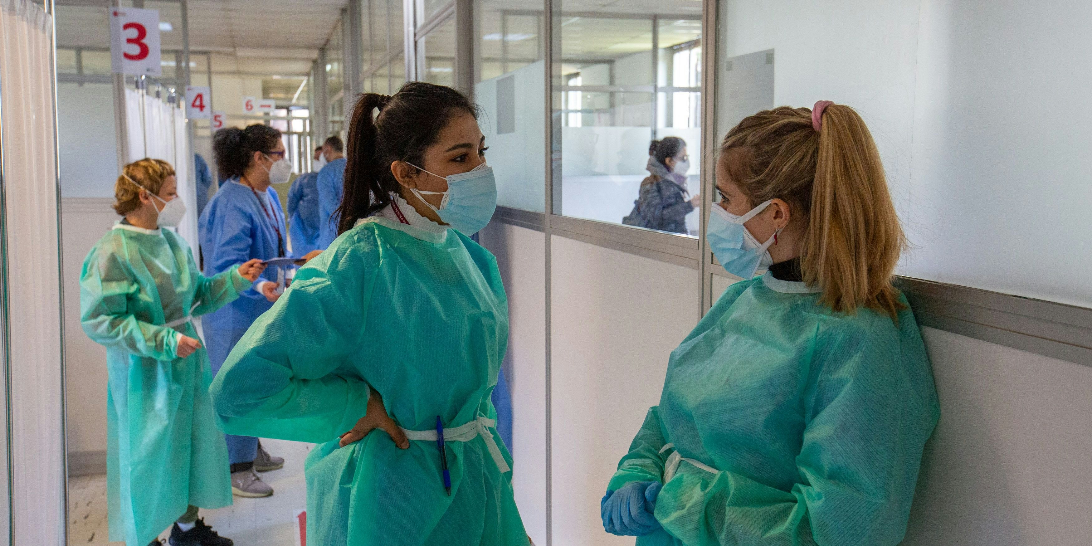 Nicht geimpft? 45.000 Ärzte, Krankenpfleger und andere Mitarbeiter im Gesundheitswesen droht nun eine Suspendierung.