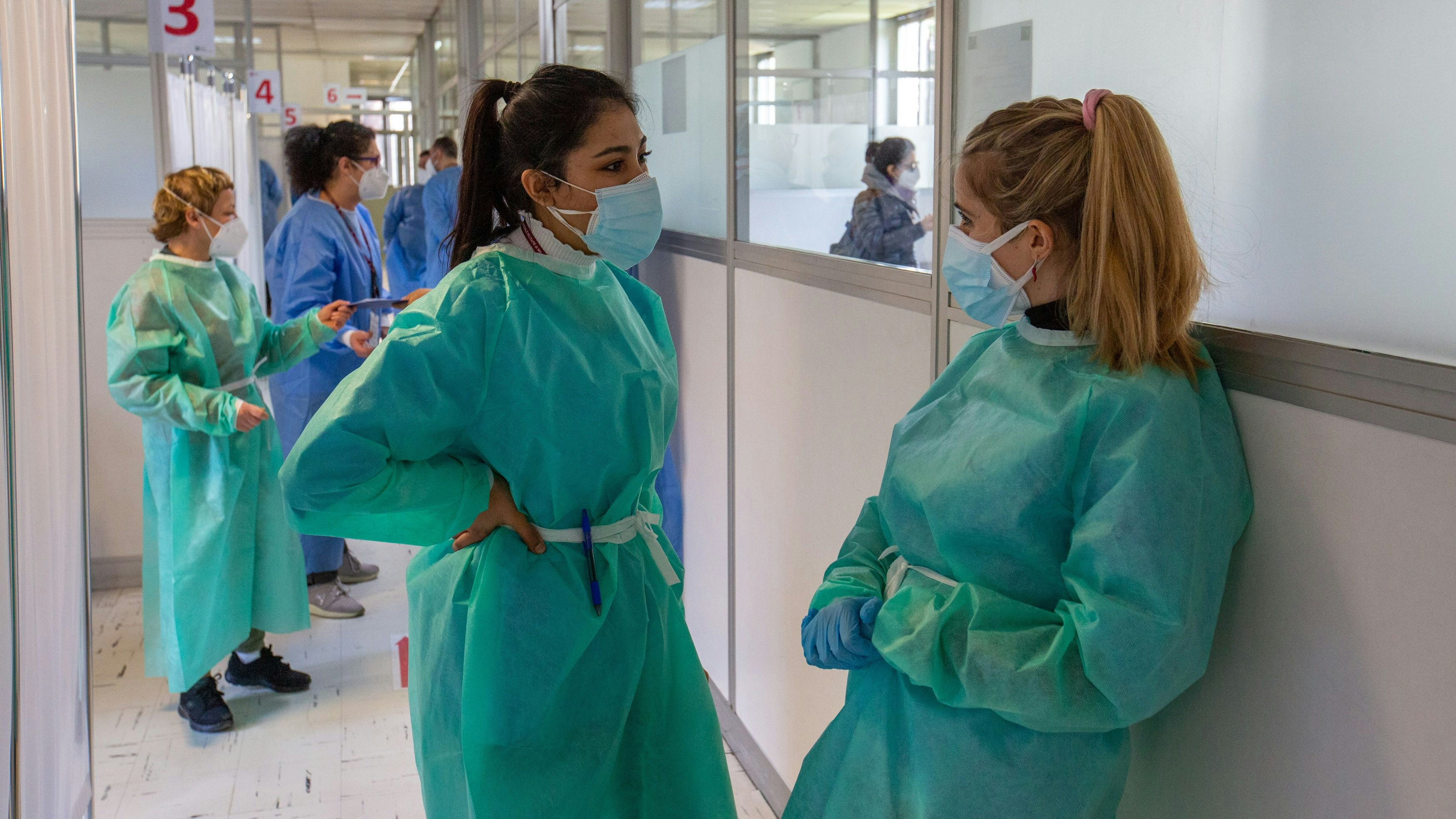 Nicht geimpft? 45.000 Ärzte, Krankenpfleger und andere Mitarbeiter im Gesundheitswesen droht nun eine Suspendierung.