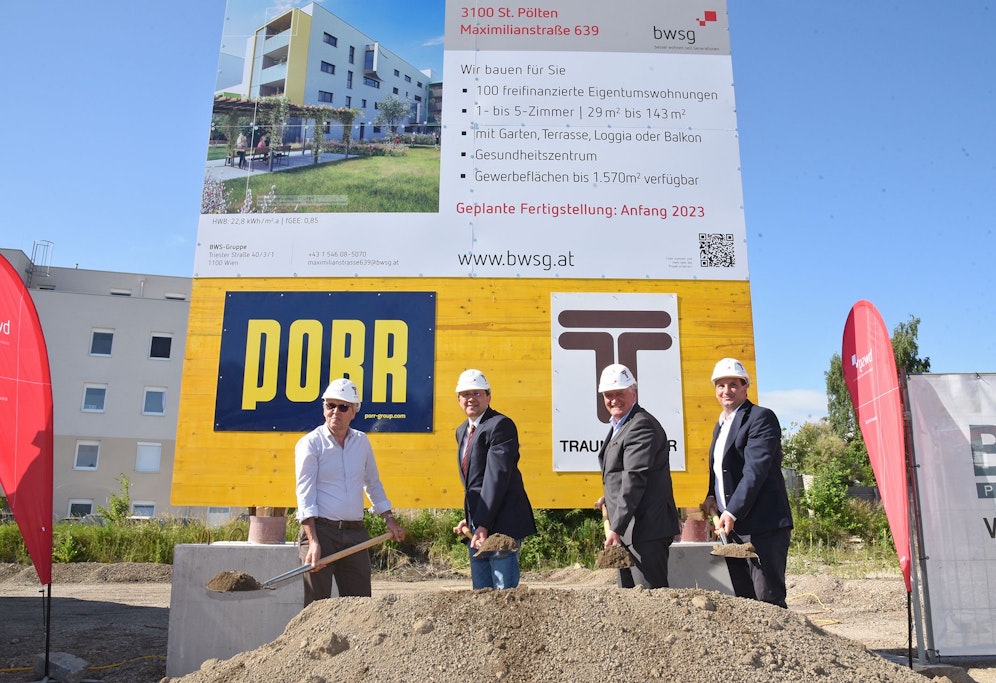 BWSG-Vorstand Wilhelm Garzon, Bürgermeister Matthias Stadler, Landeshaupfrau-Stellvertreter Franz Schnabl und BWSG-Vorstand Mathias Moser beim Spatenstich