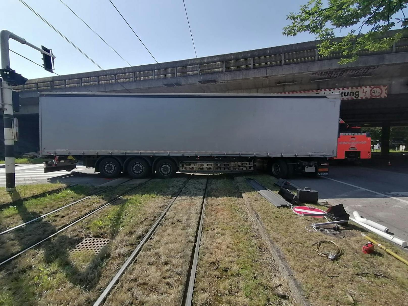 Der Lastwagen stand danach quer über beiden Gleise.