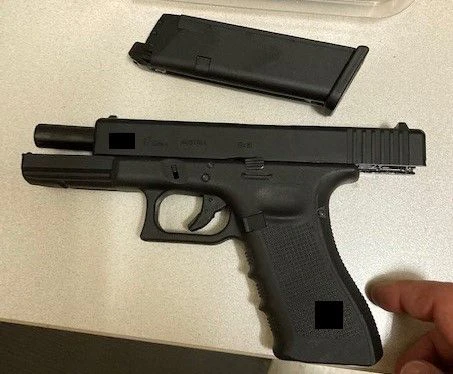 Mit dieser Waffe in der Hand, soll der Betrunkene ein Geschäft ausgeräumt haben.