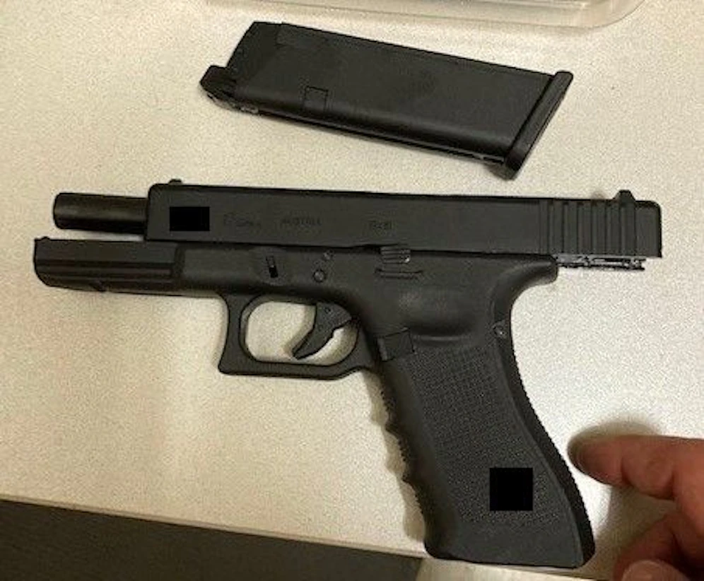 Mit dieser Waffe in der Hand, soll der Betrunkene ein Geschäft ausgeräumt haben.