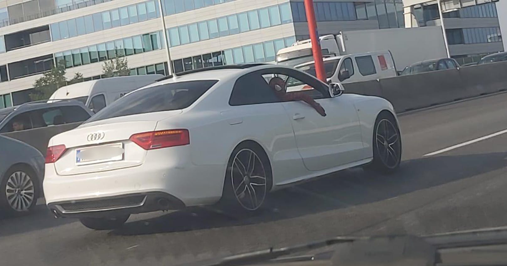 Spiderman düst im weißen Audi über Wiener Tangente