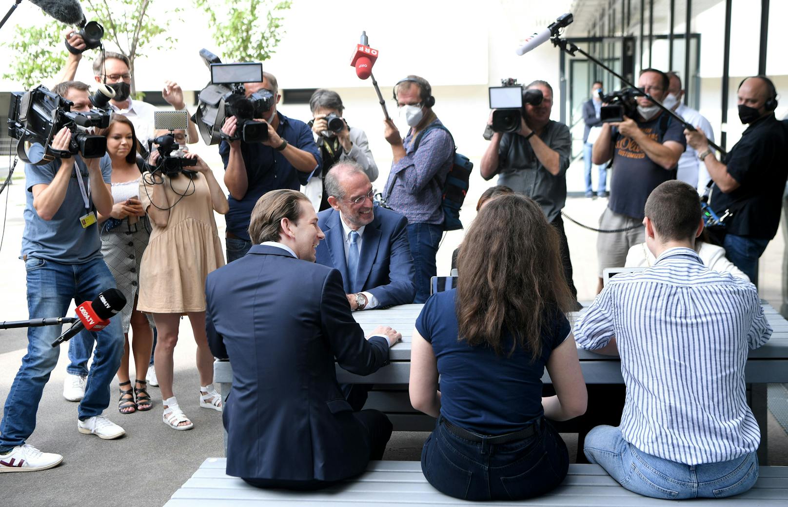 Bundeskanzler Sebastian Kurz (ÖVP) und Bildungsminister Heinz Faßmann im Rahmen des Besuches einer Schule in Wien unter dem Titel "Start für die Laptop- und Tabletklassen" am 23. Juni 2021.