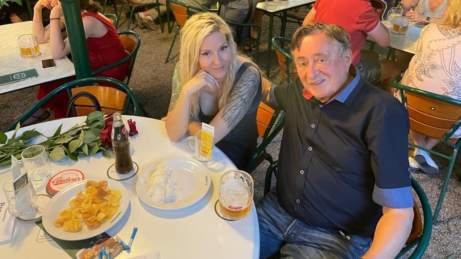 Richard Lugner mit seiner Simone bei Cola, Bier und Chips im Schweizerhaus