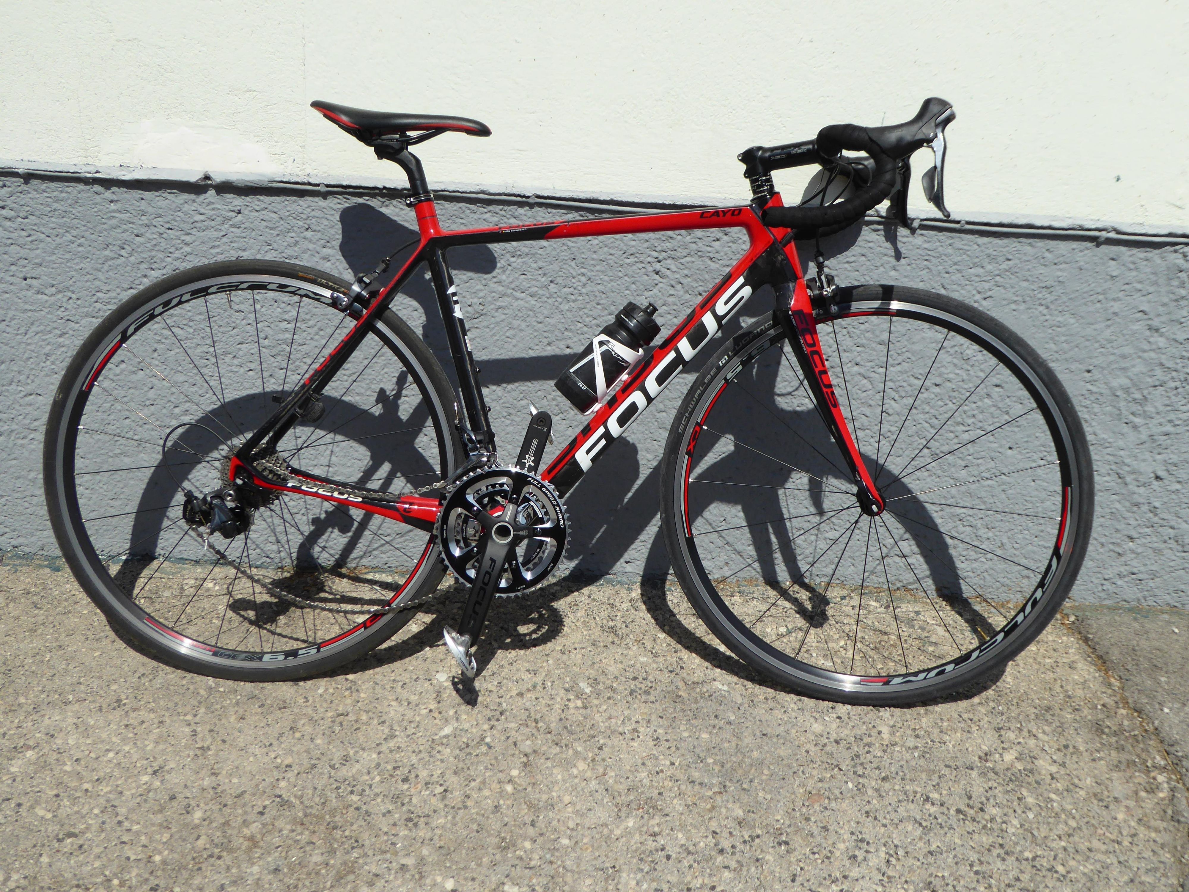 Der unidentifizierte Tote war mit diesem Fahrrad und Helm unterwegs. Kennst DU diese Ausrüstung? Die Polizei bittet um Hinweise an die PI Bad Mitterndorf unter der Telefonnummer 059133/6352 