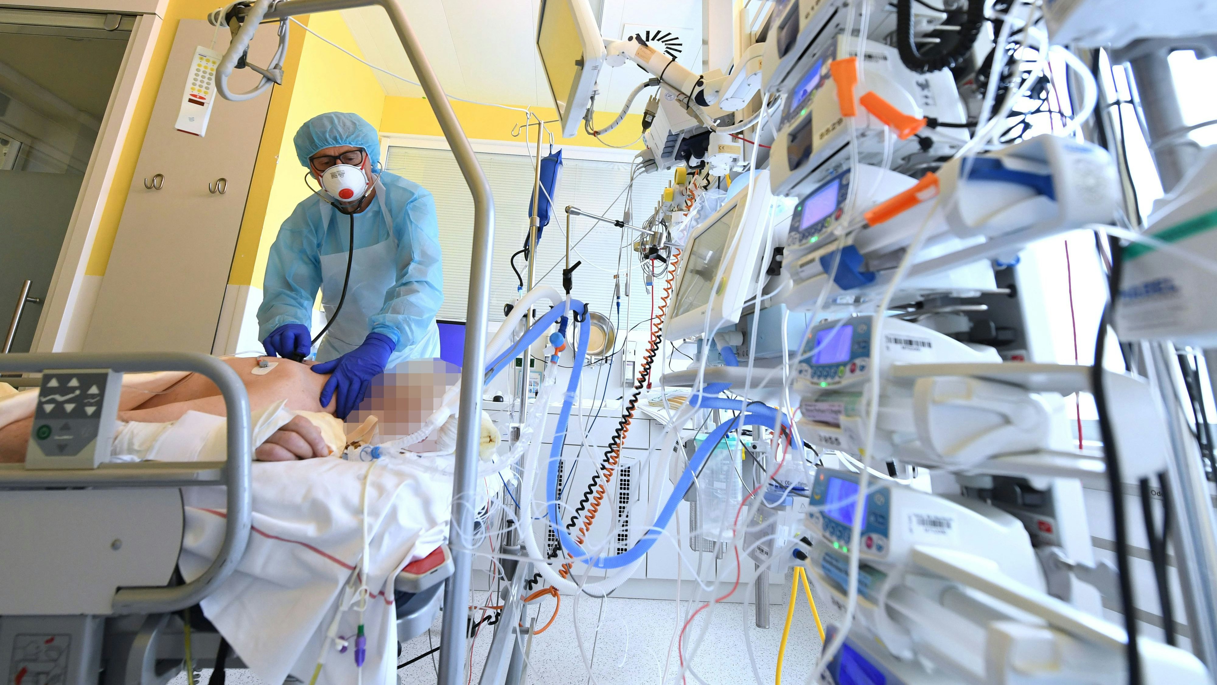 Ein Patient auf der Intensivstation des Universitätsklinikums Tulln (Archivfoto)