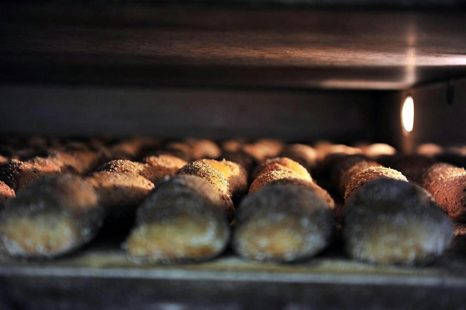 Das Sujet widerspiegle die traditionelle Herstellungstechnik des langgestreckten Paillasse-Brotes.