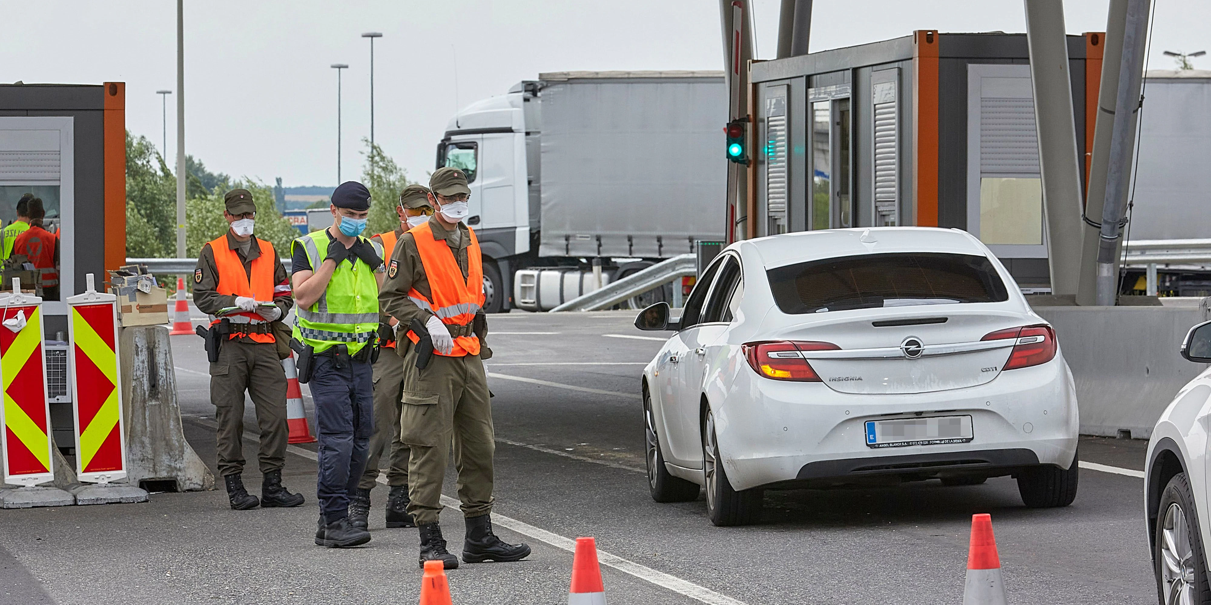 Download von www.picturedesk.com am 23.06.2021 (09:45).  (200616) -- NICKELSDORF (AUSTRIA), June 16, 2020 (Xinhua) -- An Austrian police officer and soldiers check vehicles crossing the border between Austria and Hungary in Nickelsdorf, Austria, on June 16, 2020. Austria reopened to travel from 31 countries including Italy and Greece from June 16 after three months of massive travel restrictions. (Photo by Georges Schneider/Xinhua).Xinhua News Agency / eyevine :...http://. - 20200616_PD11519 - Rechteinfo: Rights Managed (RM)