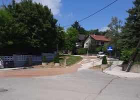 Das Wasser überflutete die Straße.