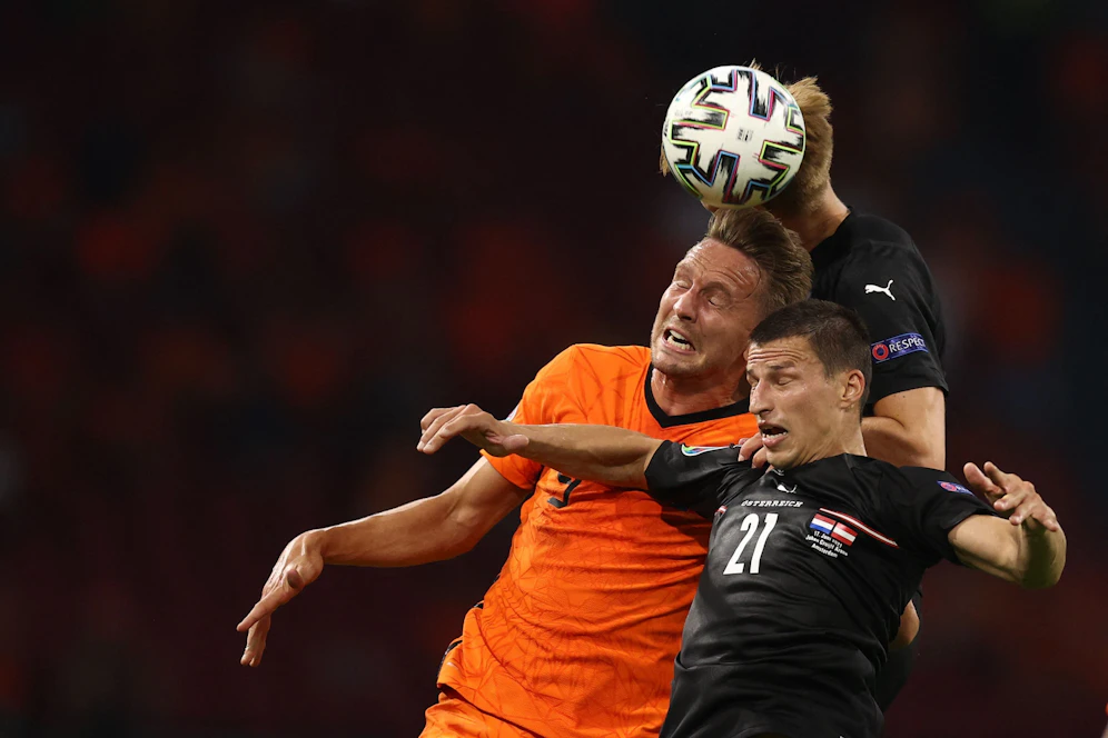 Luuk de Jong im Zweikampf mit ÖFB-Teamspieler Stefan Lainer.