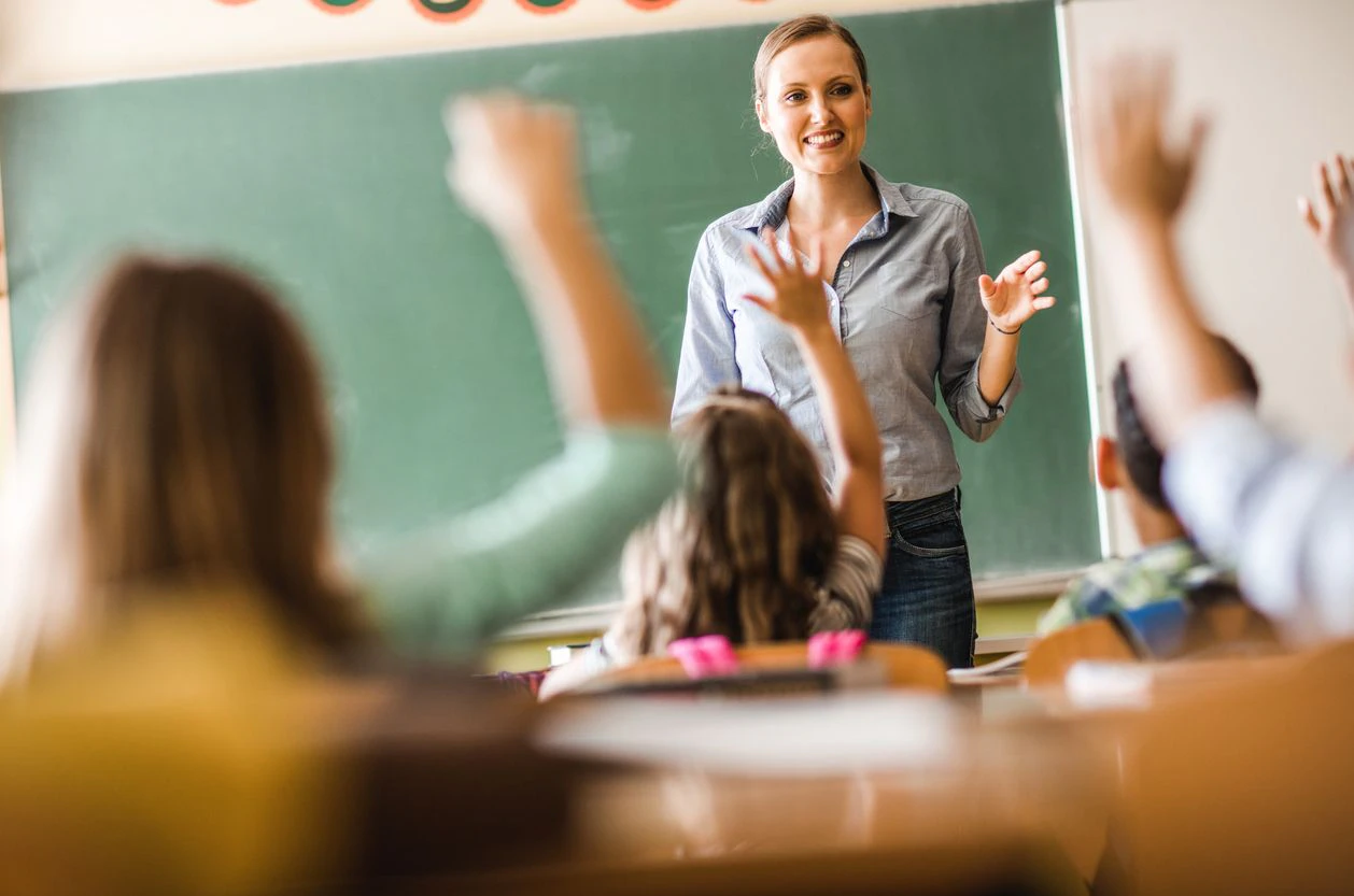 Gerade die Berufsgruppe der Lehrerinnen und Lehrer ist oft überlastet: Der Einsatz der arbeitslosen Menschen soll Abhilfe schaffen und somit neue Jobs schaffen.