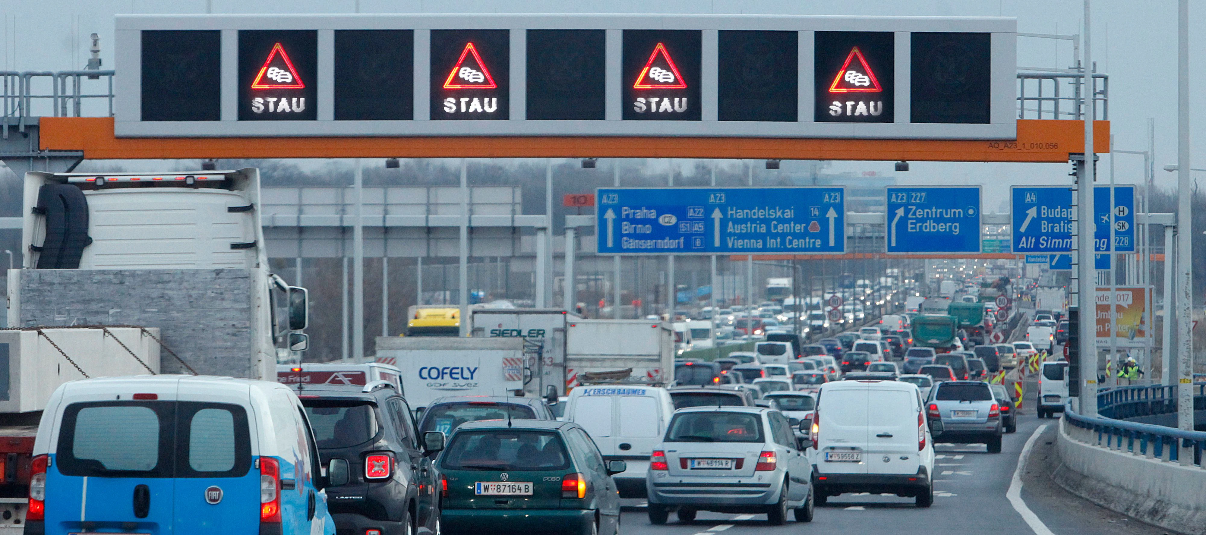 Stau auf der Südosttangente A23. Symbolbild