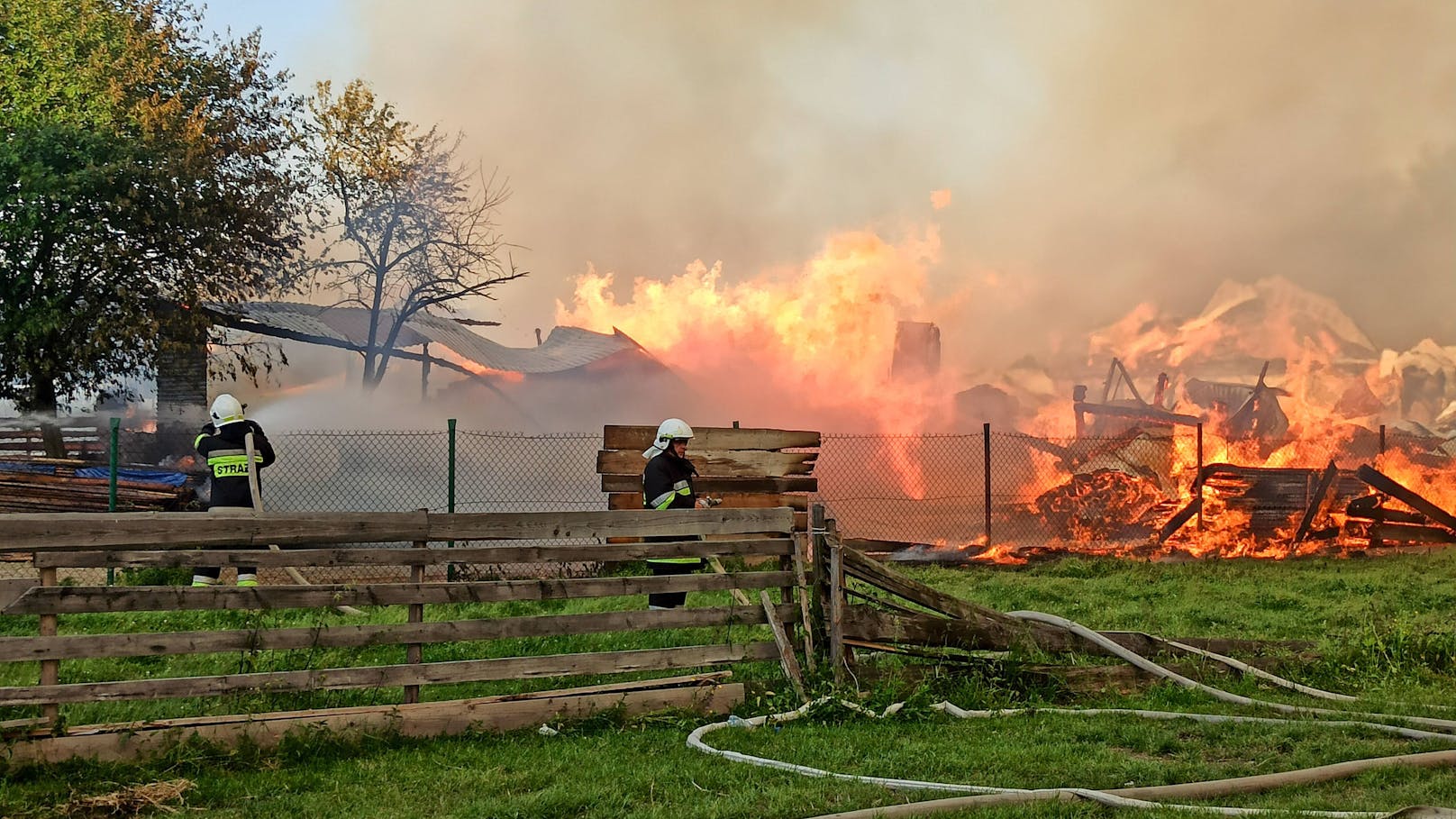 Ein großer Teil der polnischen Ortschaft Nowa Biała wurde am 19. Juni 2020 von einem sich rasend schnell ausbreitenden Feuer zerstört.