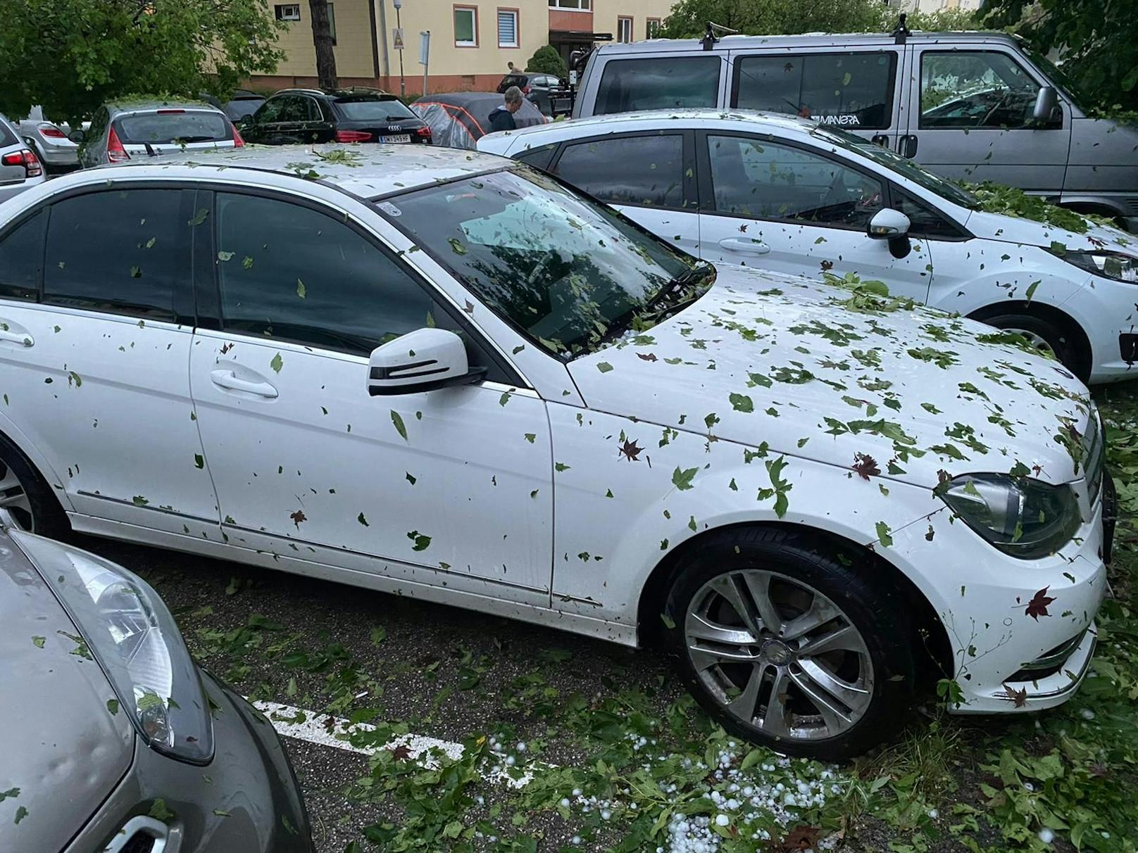 Auch der Mercedes ihres Freundes wurde stark beschädigt.