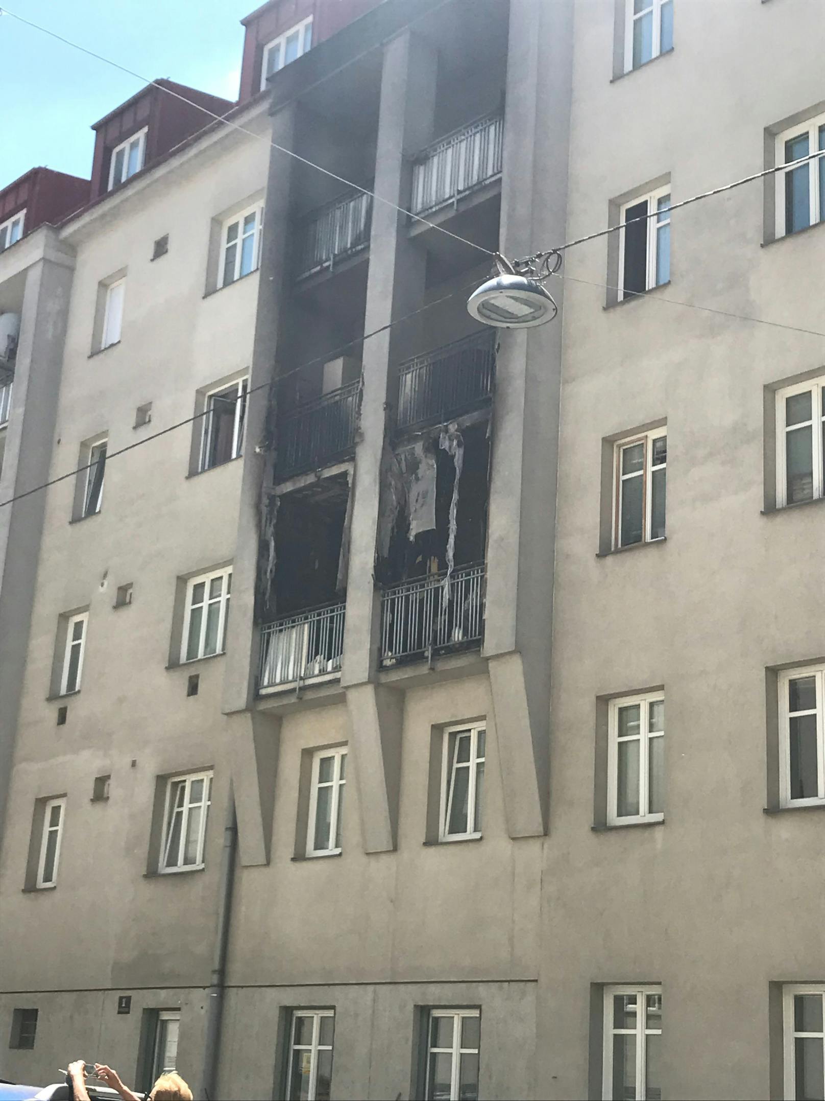 Bei dem Brand wurden Balkone auf drei Etagen beschädigt.