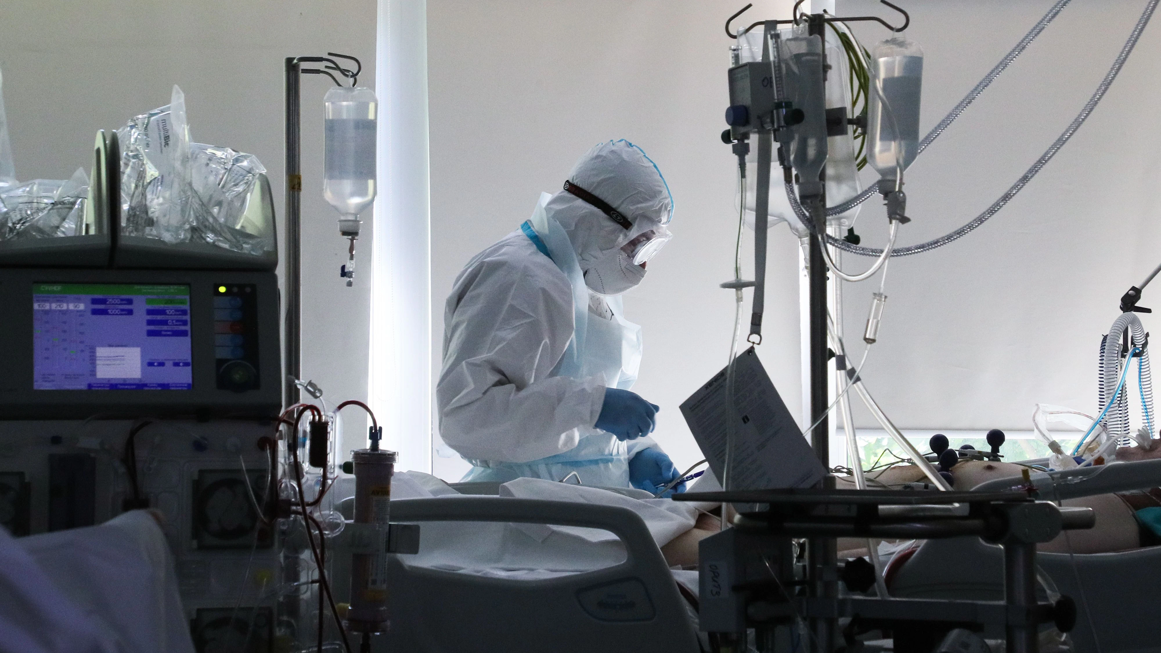 Download von www.picturedesk.com am 23.06.2021 (13:28).  MOSCOW, RUSSIA  JUNE 17, 2021: A healthcare worker wears protective gear in an intensive care unit at Moscow's City Clinical Hospital No 52 treating patients who suffer from the novel coronavirus disease (COVID-19). Gavriil Grigorov/TASS - 20210617_PD5624 - Rechteinfo: Rights Managed (RM)