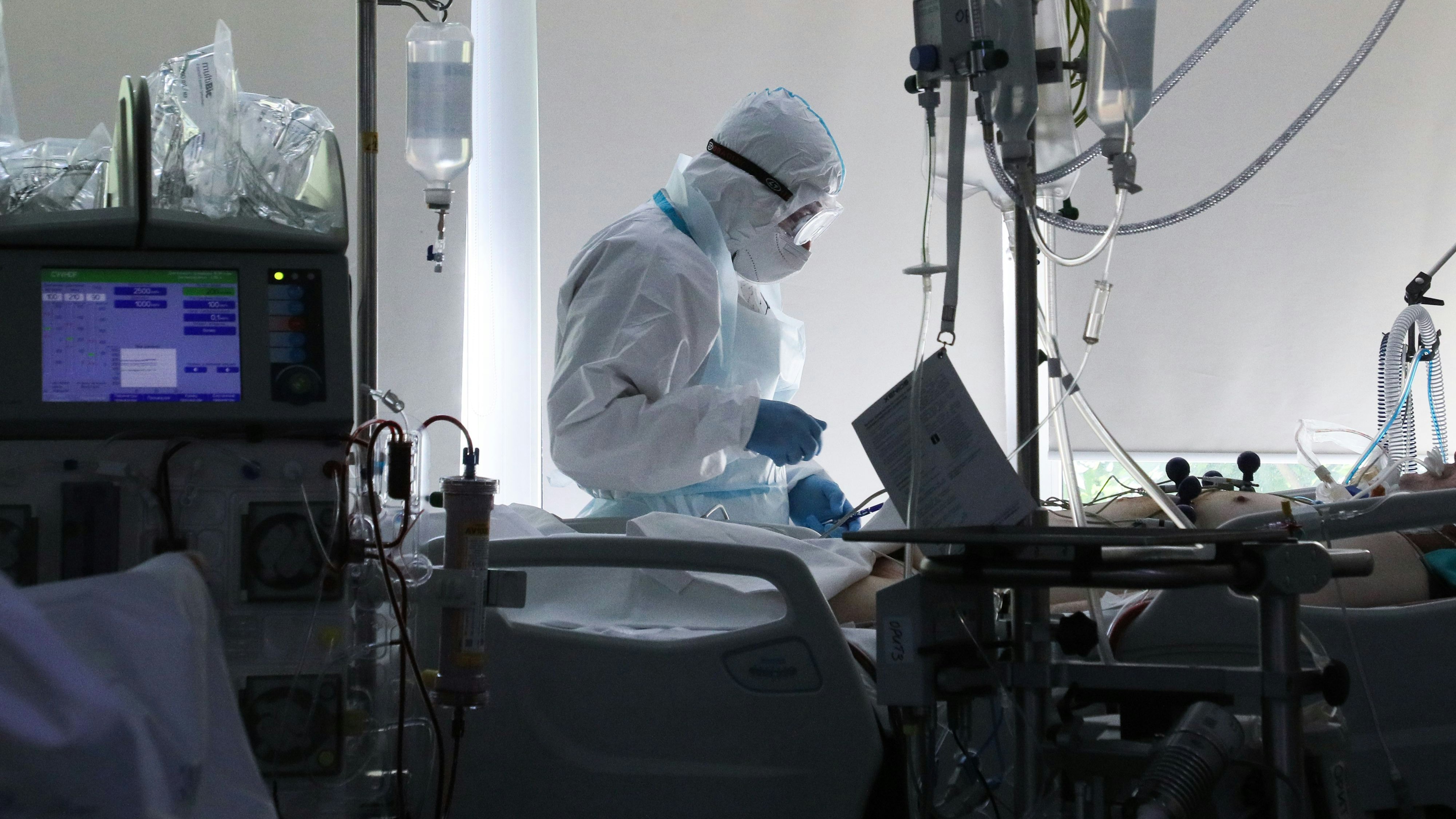 Download von www.picturedesk.com am 23.06.2021 (13:28).  MOSCOW, RUSSIA  JUNE 17, 2021: A healthcare worker wears protective gear in an intensive care unit at Moscow's City Clinical Hospital No 52 treating patients who suffer from the novel coronavirus disease (COVID-19). Gavriil Grigorov/TASS - 20210617_PD5624 - Rechteinfo: Rights Managed (RM)