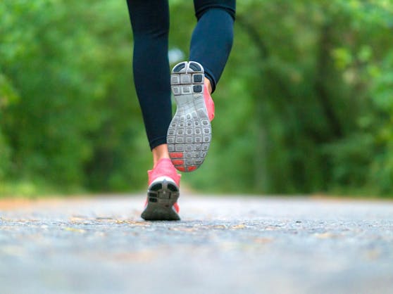 Einen Fuß vor den anderen setzen - langsam. Darauf kommt es beim Slow Jogging an.