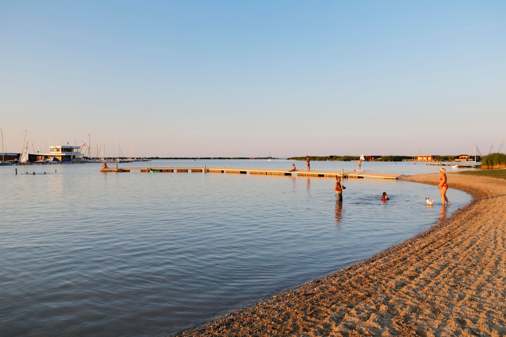 Badestrand in Rust am Neusiedler See. Archivbild