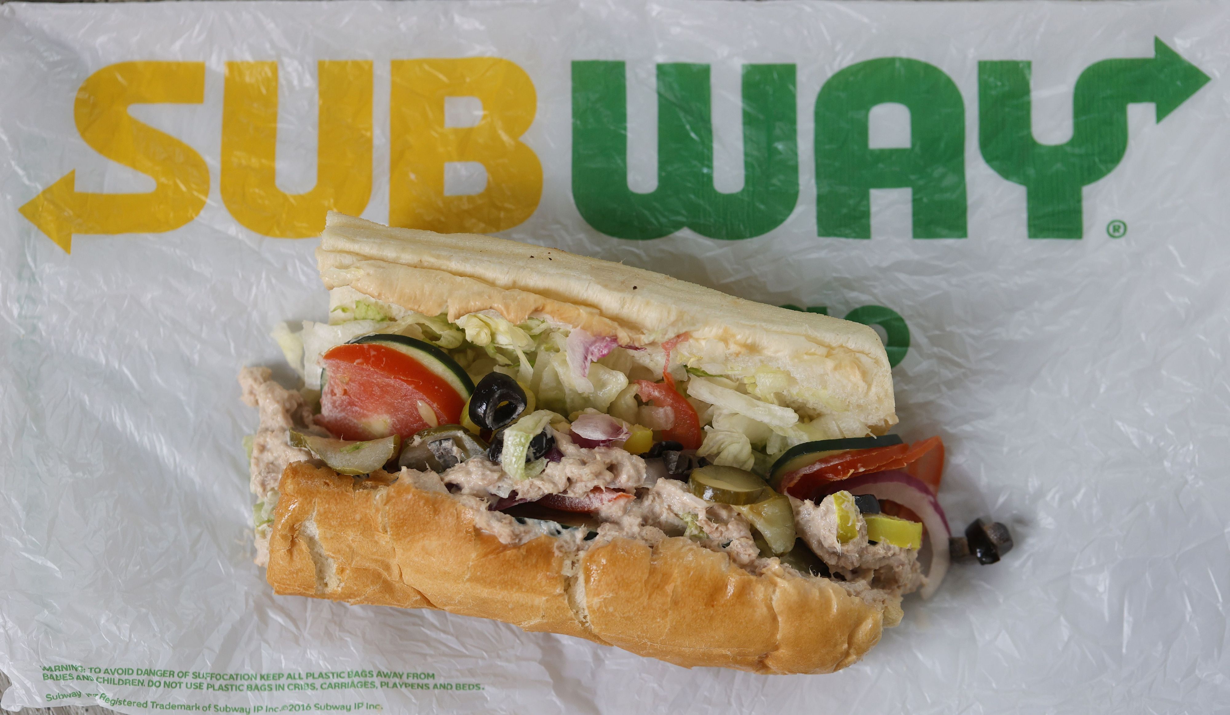 Download von www.picturedesk.com am 23.06.2021 (18:07).  SAN ANSELMO, CALIFORNIA - JUNE 22: A tuna sandwich from Subway is displayed on June 22, 2021 in San Anselmo, California. A recent lab analysis of tuna used in Subway sandwiches commissioned by the New York Times did not reveal any tuna DNA in samples taken from Subway tuna sandwiches. The lab was unable to pinpoint a species in the tuna samples from three Los Angeles area Subway sandwich shops. (Photo Illustration by Justin Sullivan/Getty Images).== FOR NEWSPAPERS, INTERNET, TELCOS & TELEVISION USE ONLY == - 20210622_PD8701 - Rechteinfo: Rights Managed (RM) Fotografische Urheberrechte sind garantiert. Der Kunde selbst hat insbesondere die Persönlichkeitsrechte der abgebildeten Personen in eigener Verantwortung zu beachten (AGBs Punkt 5). Nur für redaktionelle Nutzung durch Tageszeitungen und Onlinemedien!