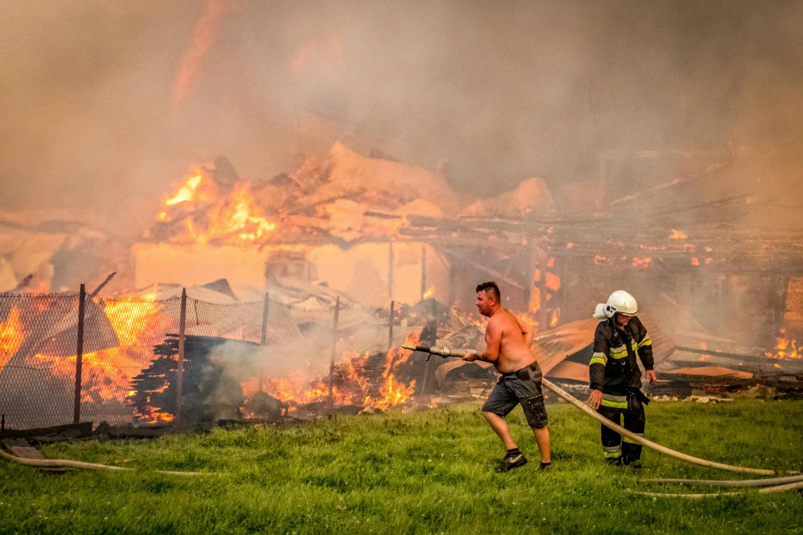Rund 400 Feuerwehr-Leute und unzählige Bewohner kämpften am Samstagabend gegen den Brand.