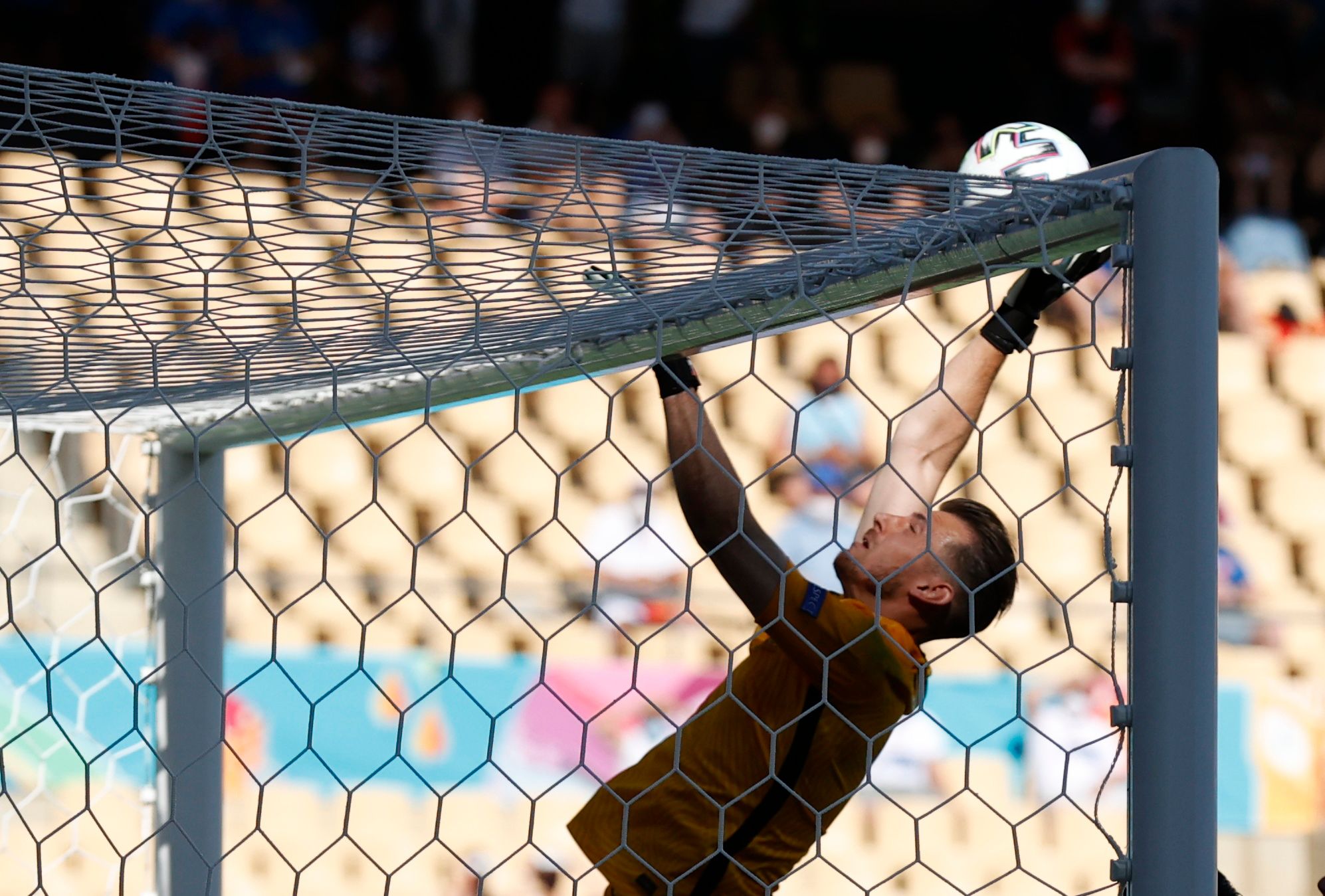 Slowakei-Goalie Dubravka lenkt den Ball ins eigene Tor.