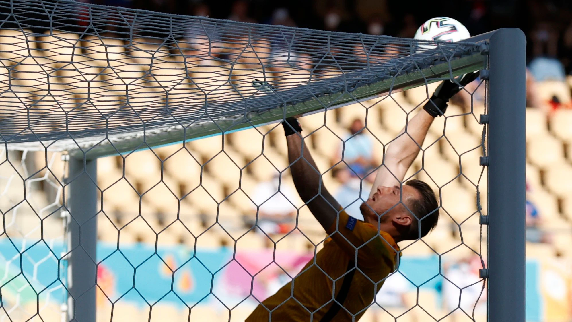 Slowakei-Goalie Dubravka lenkt den Ball ins eigene Tor.