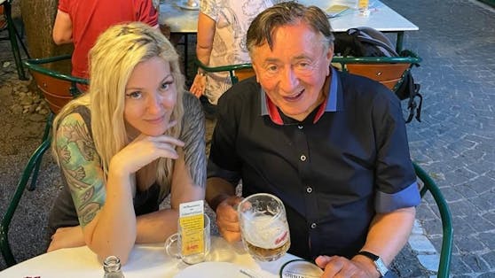 Richard Lugner mit seiner Simone im Schweizerhaus im Wiener Prater