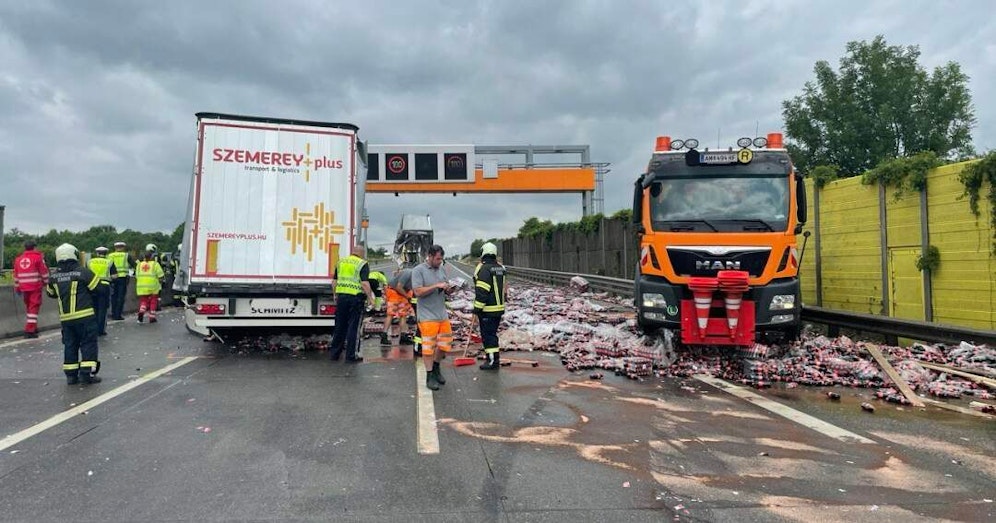 Die Westautobahn ist nach dem Unfall in Richtung Linz gesperrt.